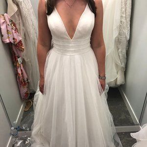 New, professionally cleaned wedding dress!